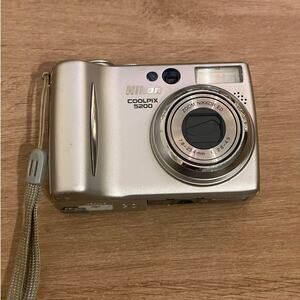 Nikon Coolpix 5200 Digital Camera - Works - See Description
